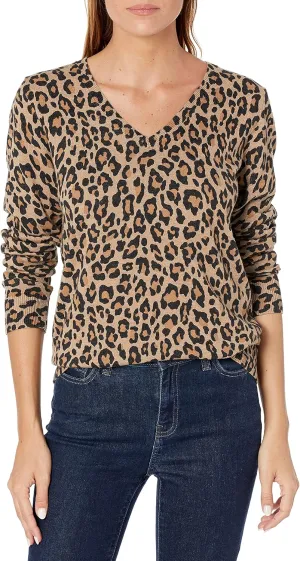 Amazon Essentials Women's Classic-Fit Lightweight Long-Sleeve V-Neck Sweater (Available in Plus Size)