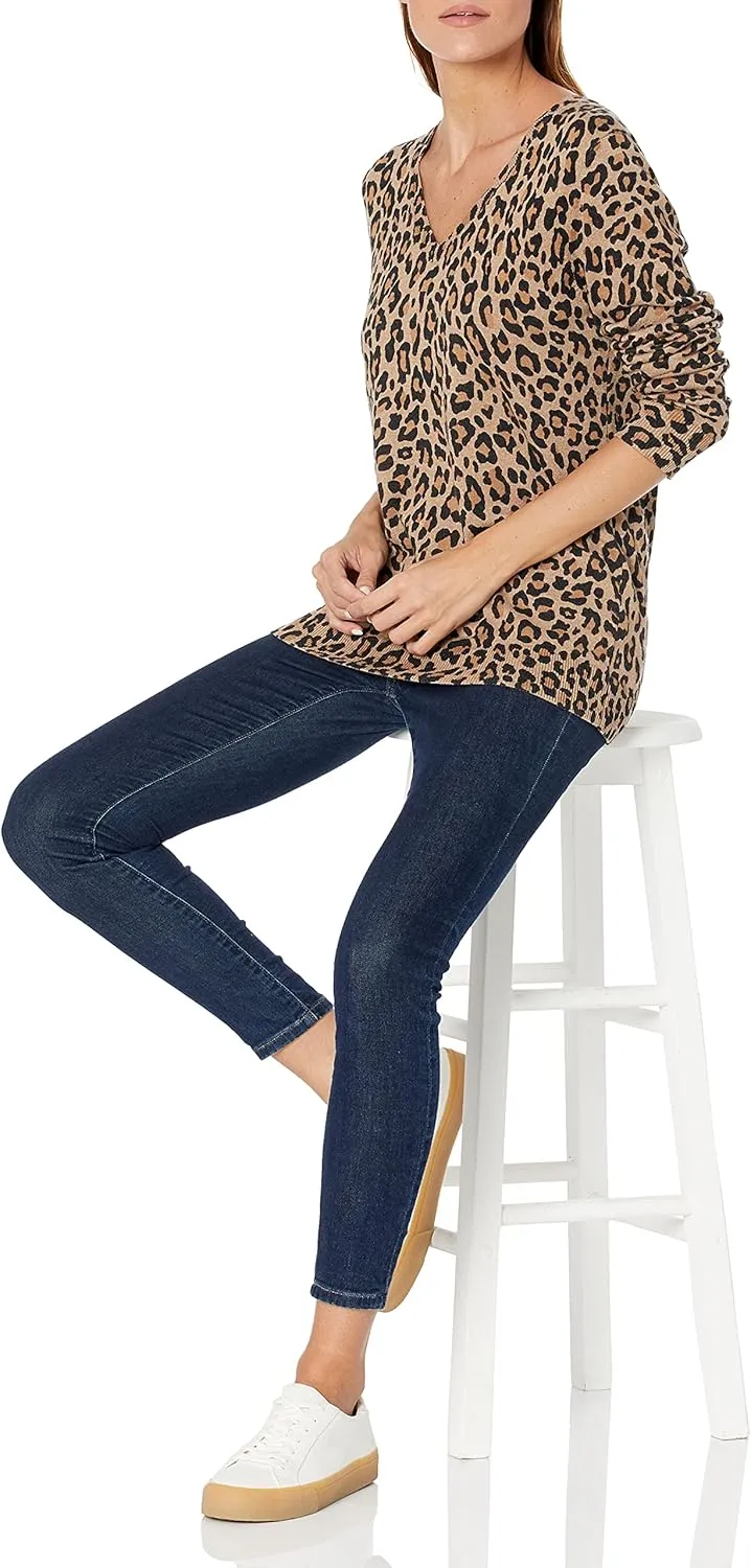 Amazon Essentials Women's Classic-Fit Lightweight Long-Sleeve V-Neck Sweater (Available in Plus Size)
