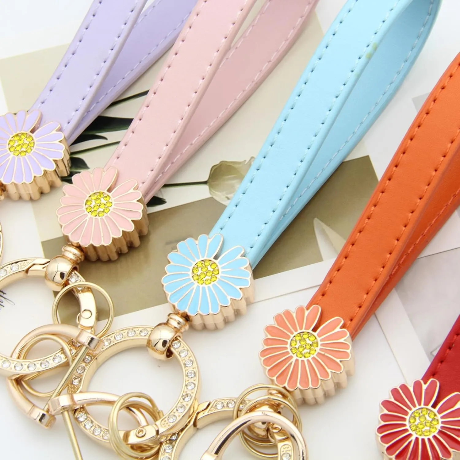 Daisy Leather Keychains Wristlet for Women Floral Keyrings Chain Car Key Cute Bag Wallet Backpack Accessories Gifts